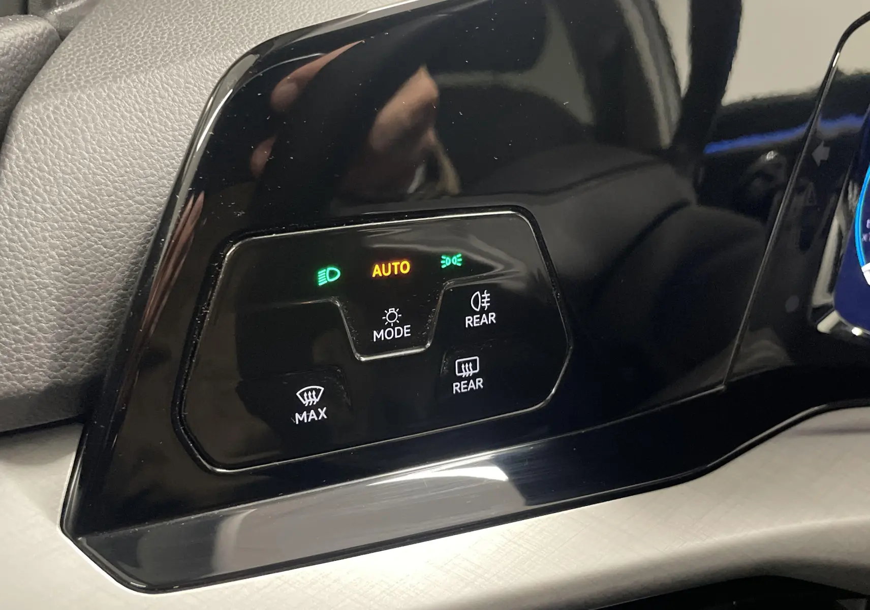 Panneau de commandes d'éclairage et désembuage sur le tableau de bord d'une Volkswagen Golf 2.0 TDI 2022 finition Life Business.