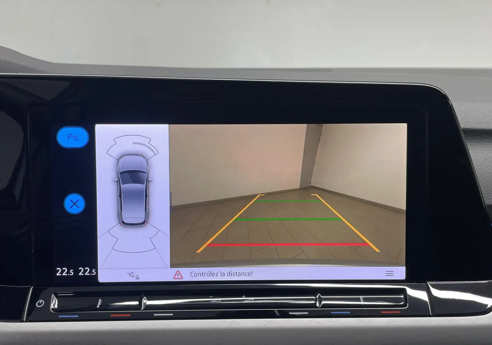 Écran central d'une Volkswagen Golf 2022 en Reflet d'argent montrant la caméra de recul avec guidage coloré.