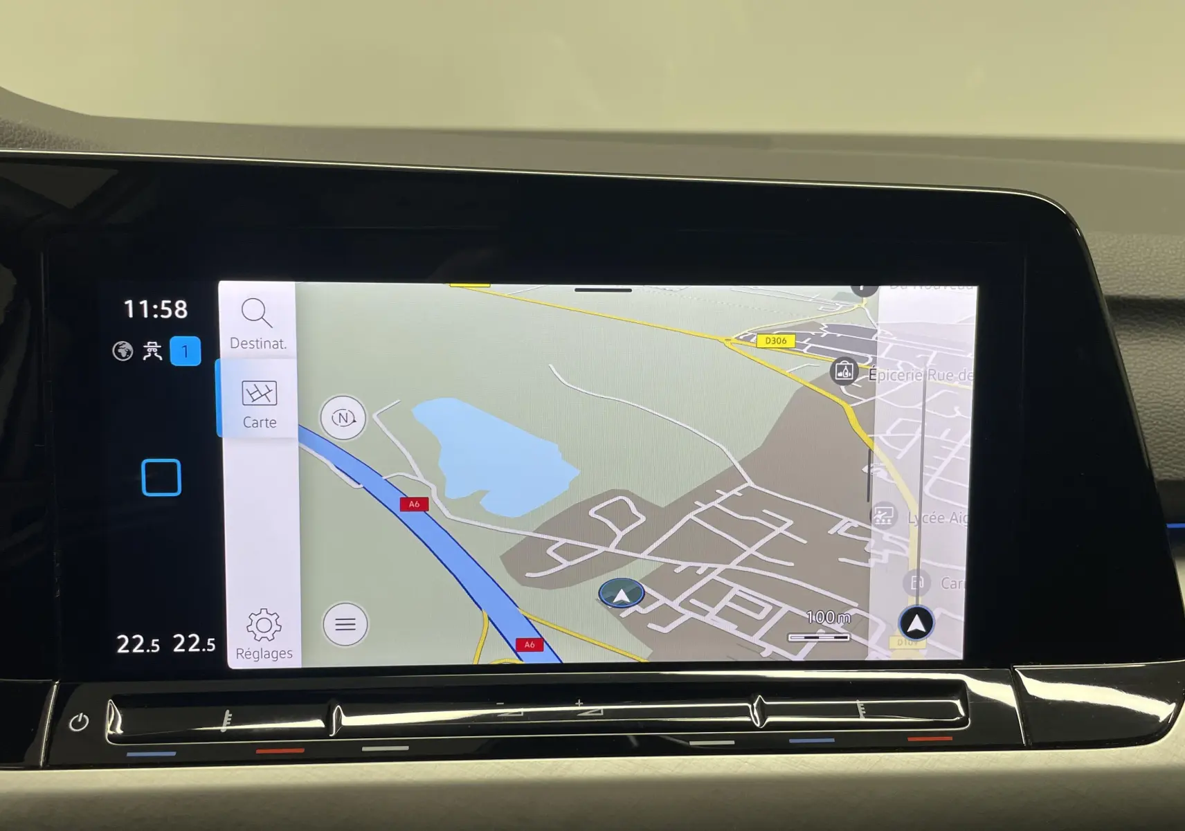 Écran tactile central affichant la navigation GPS dans l'habitacle d'une Volkswagen Golf 2.0 TDI 2022 couleur Reflet d'argent.