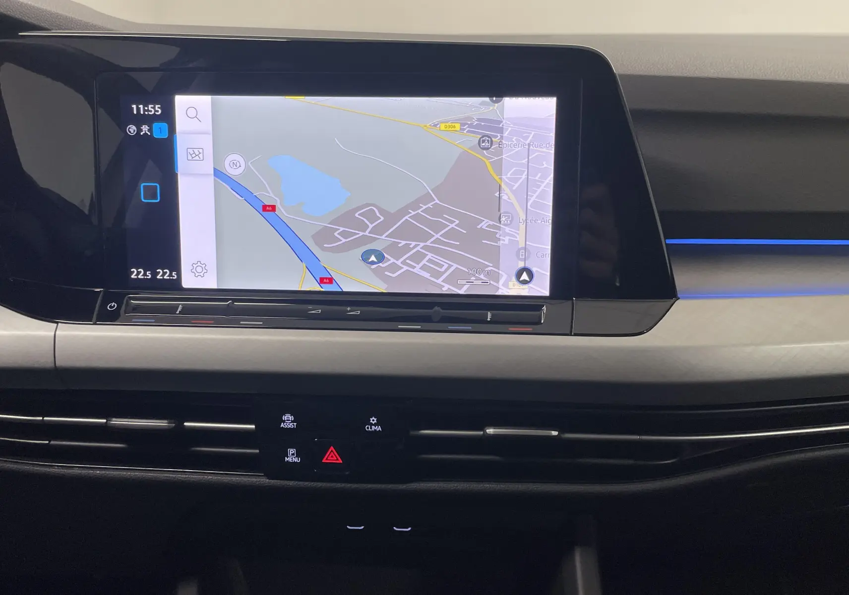 Tableau de bord de Volkswagen Golf 2.0 TDI 115 DSG7 2022 avec écran tactile affichant la navigation.