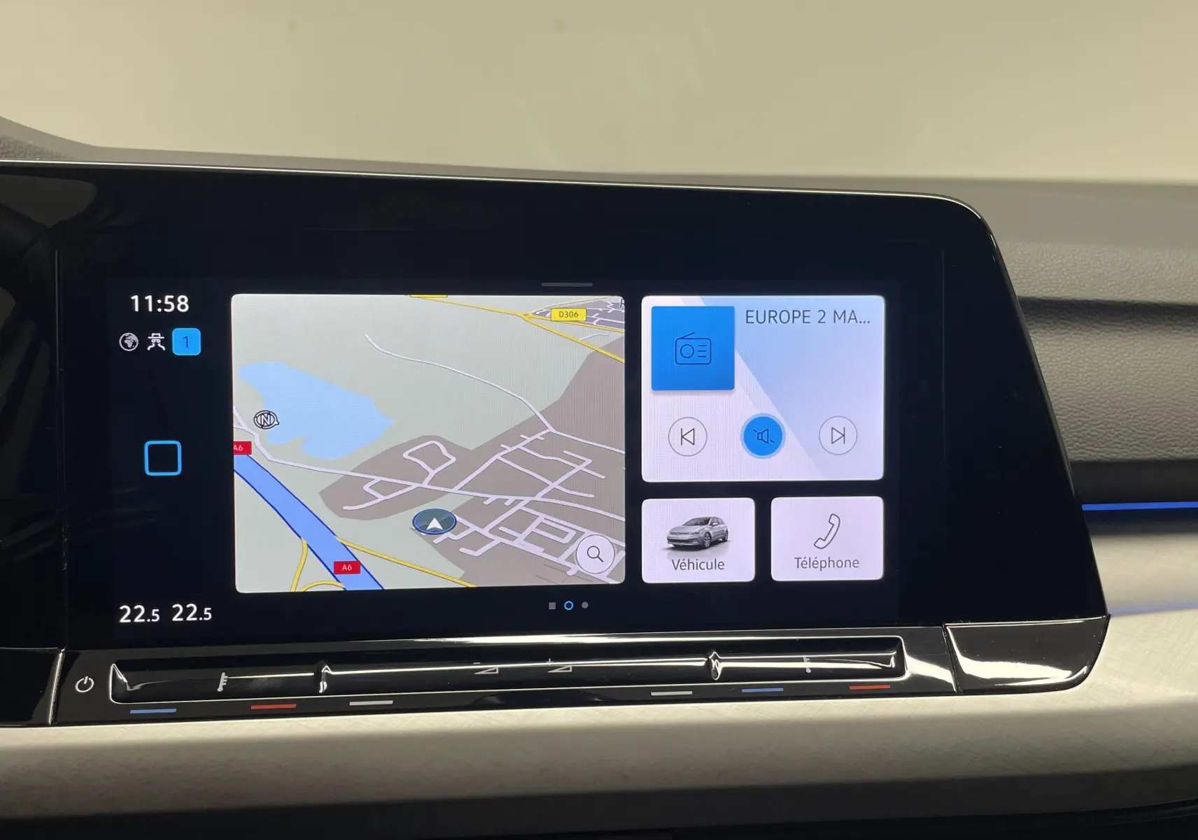 Écran tactile central affichant la navigation et les options multimédia dans l'habitacle d'une Volkswagen Golf 2022.