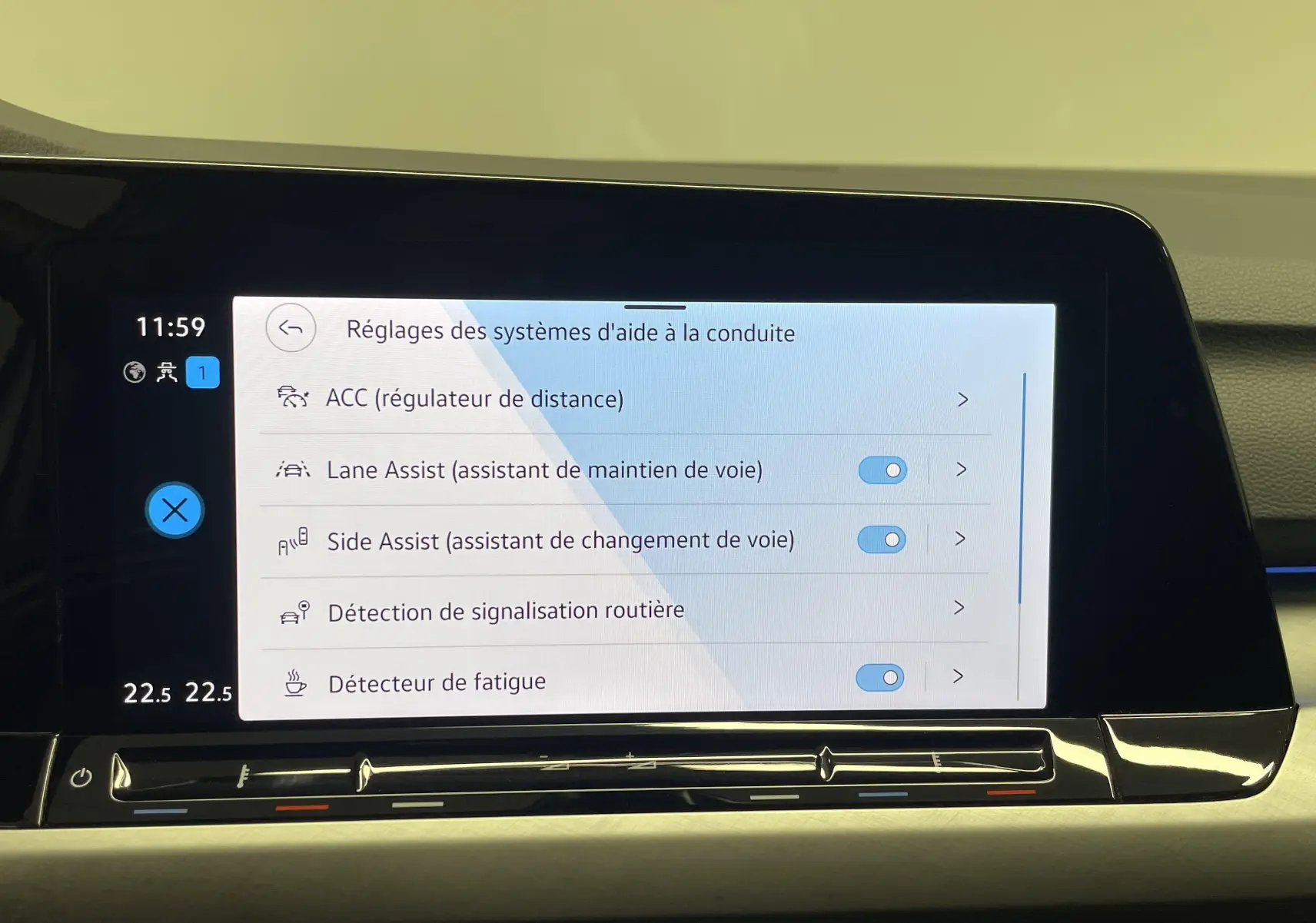 Écran tactile central de la Volkswagen Golf 2.0 TDI 2022 affichant les réglages d'aides à la conduite.