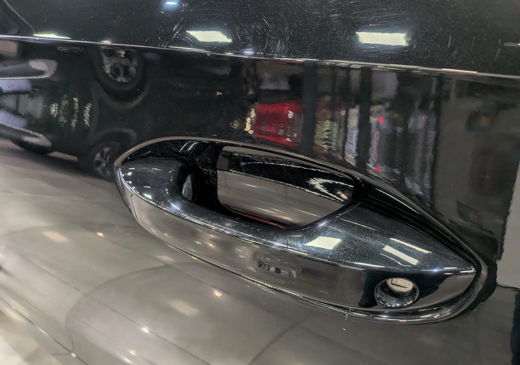 Poignée de porte noire Minuit en gros plan sur une CUPRA Formentor eHybrid 2025, reflet brillant sur la carrosserie.