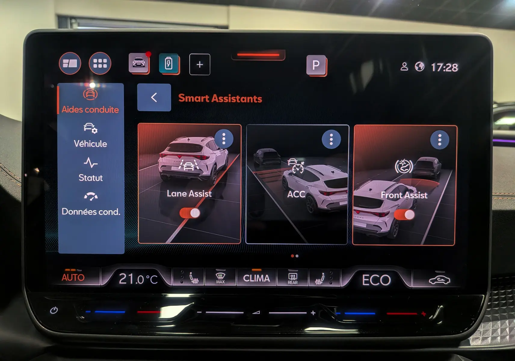 Écran tactile intérieur affichant les assistants de conduite du CUPRA Formentor eHybrid 2025 avec interface moderne et commandes climatiques.