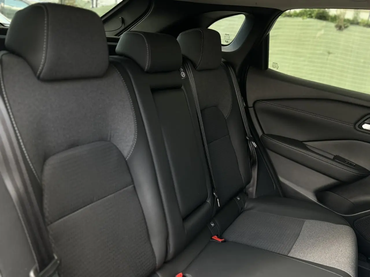 Vue intérieure côté droit des sièges arrière noirs en tissu et TEP du Nissan Qashqai III 2025.