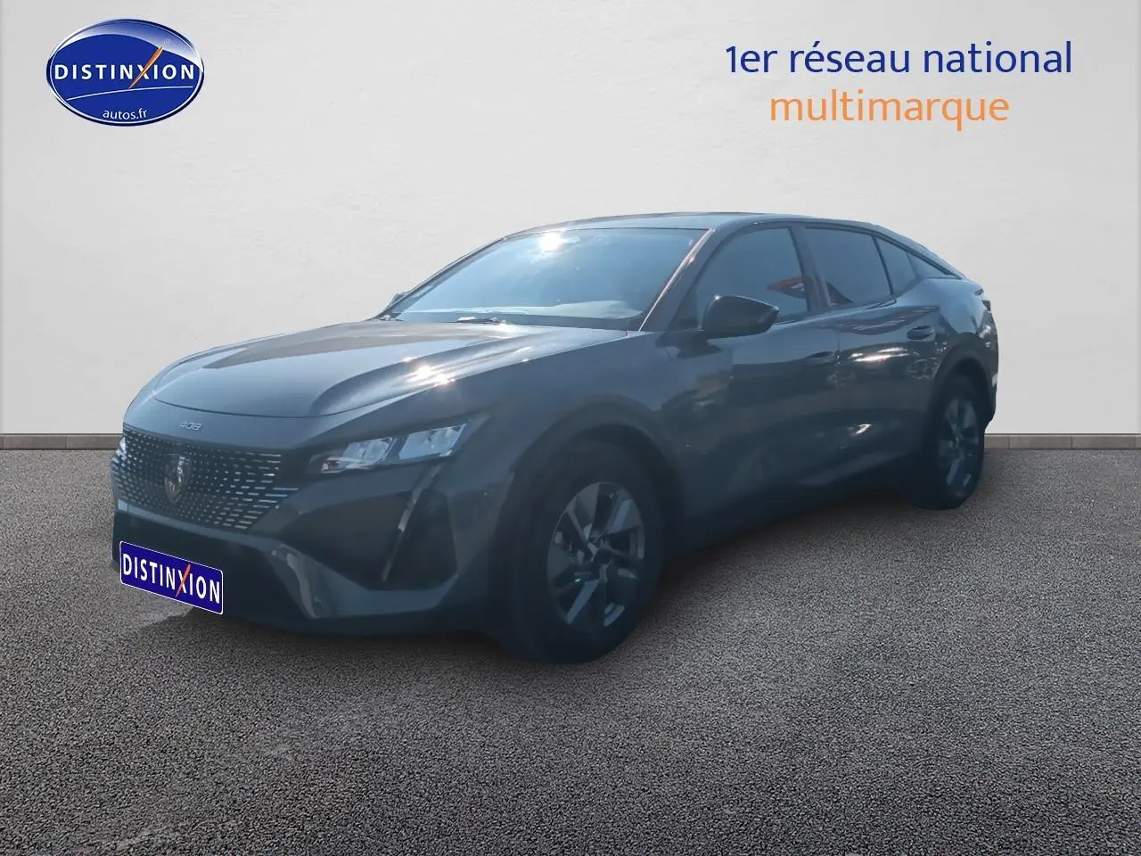 Peugeot 408 Hybrid 145 allure gris sellenium en 3/4 avant droit, avec jantes alu et vitres teintées.