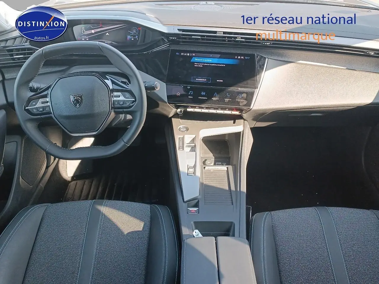 Vue intérieure avant de la Peugeot 408 Hybrid 145 allure avec tableau de bord numérique et volant cuir noir.