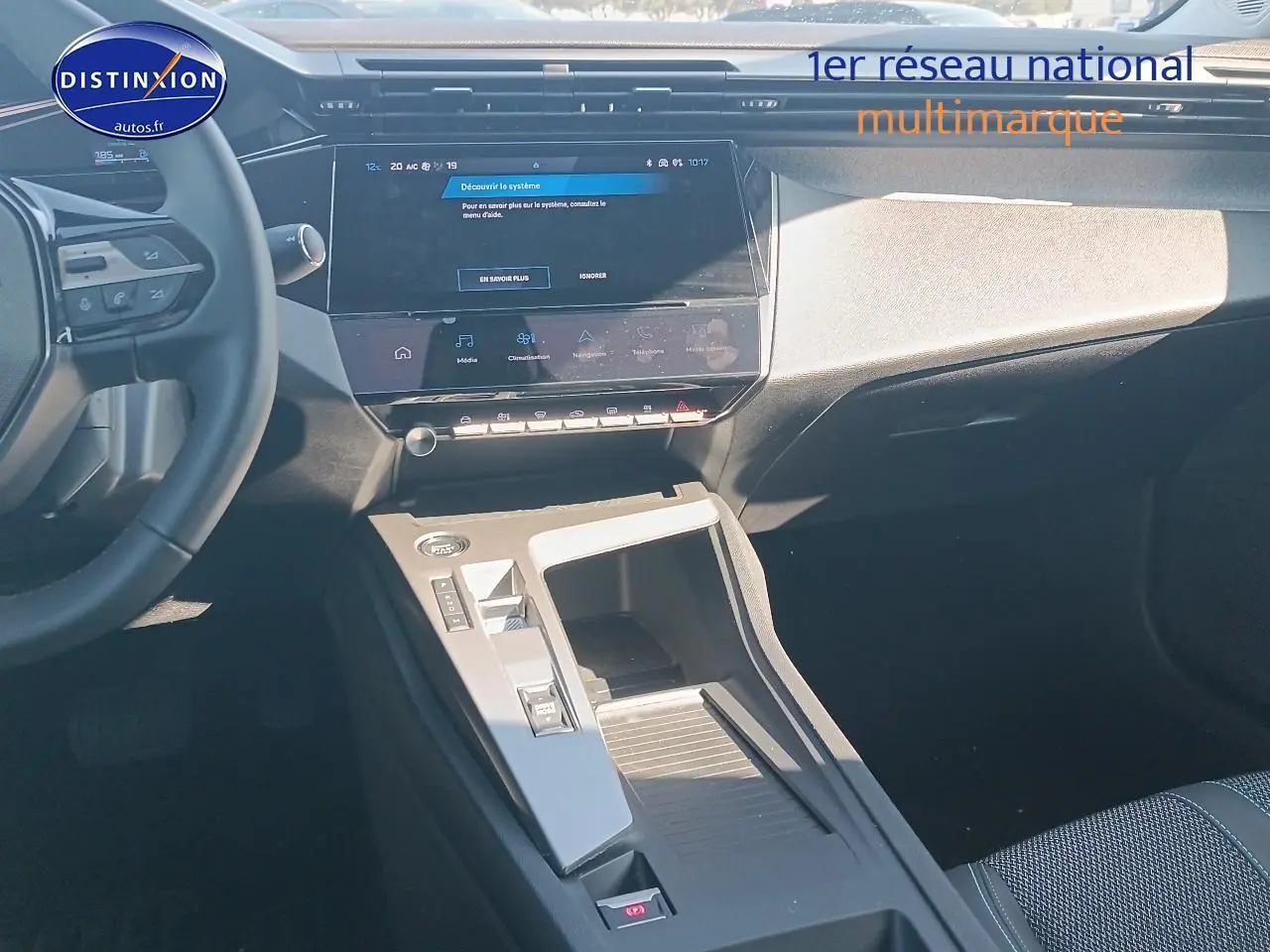 Vue intérieure côté conducteur de la Peugeot 408 Hybrid 145 allure e-dcs6 avec écran tactile et console centrale moderne.