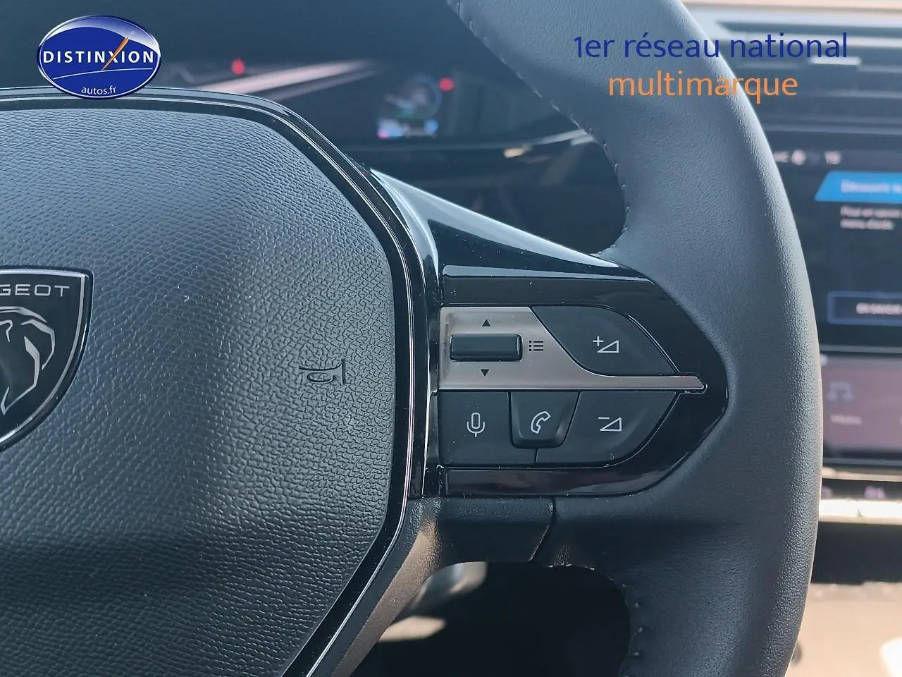 Gros plan sur le volant cuir noir du Peugeot 408 Hybrid 145 allure, avec commandes vocales et multimédia visibles.