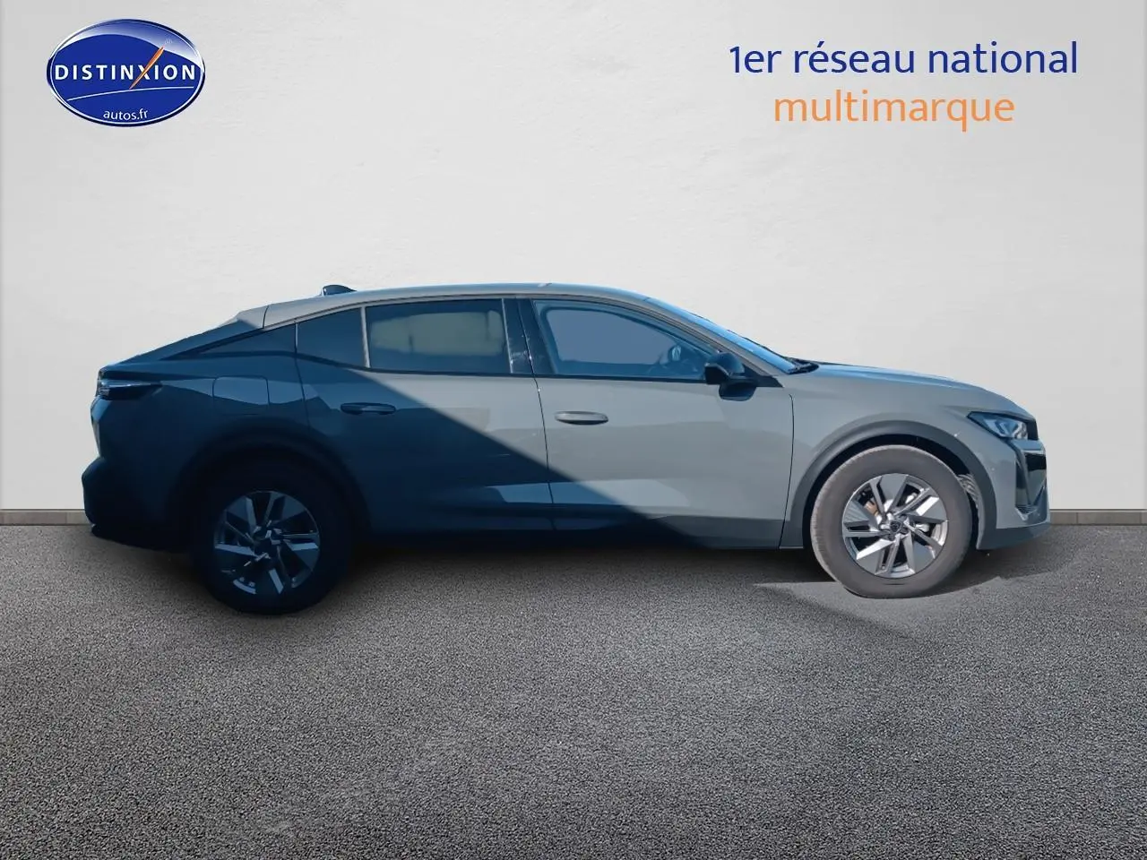 Profil droit de la Peugeot 408 Hybrid 145 allure gris sélénite avec jantes alu et vitres surteintées.