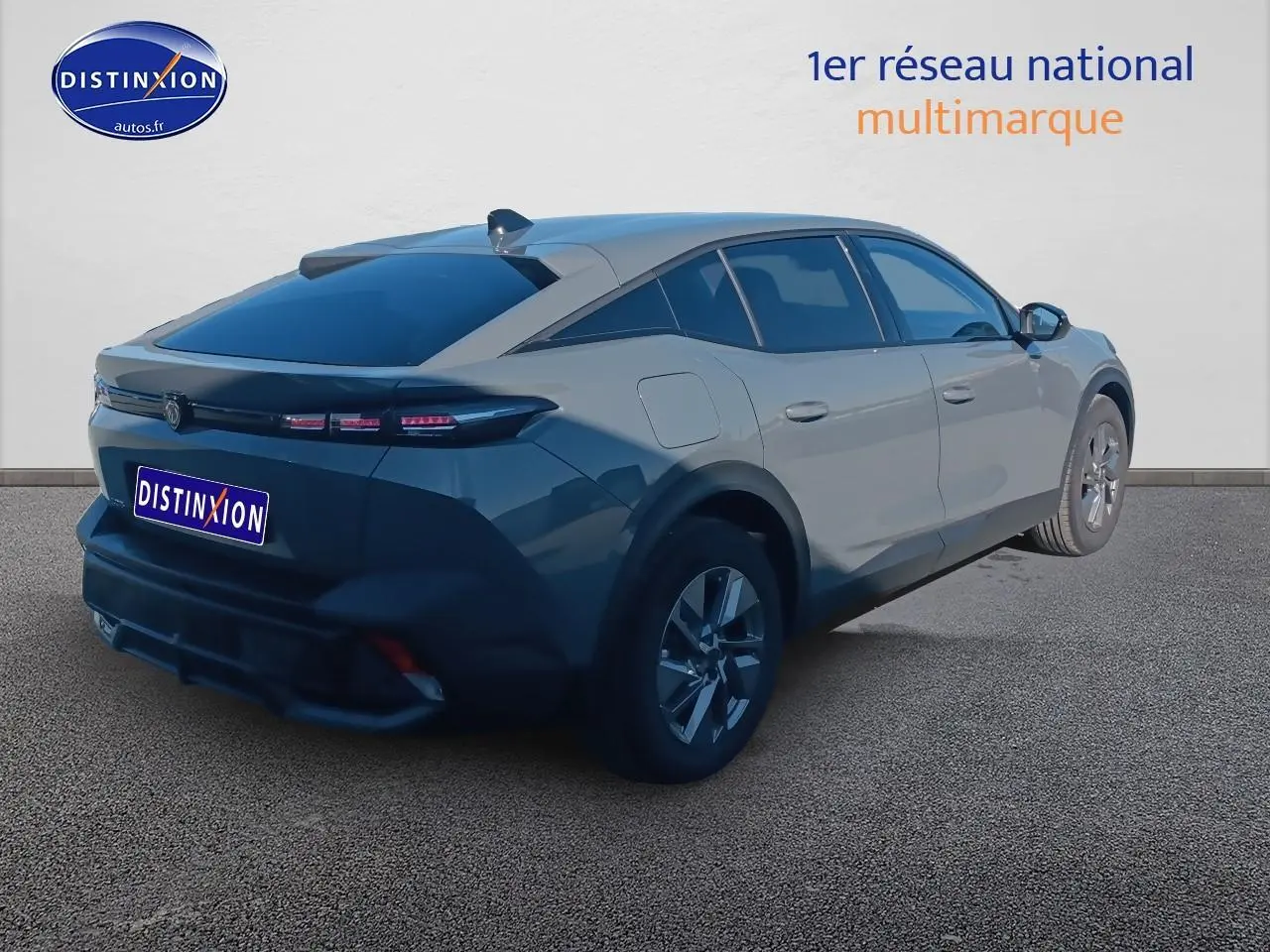 Vue 3/4 arrière droite d'une Peugeot 408 Hybrid 145 allure gris sélénite avec vitres surteintées et jantes alu.