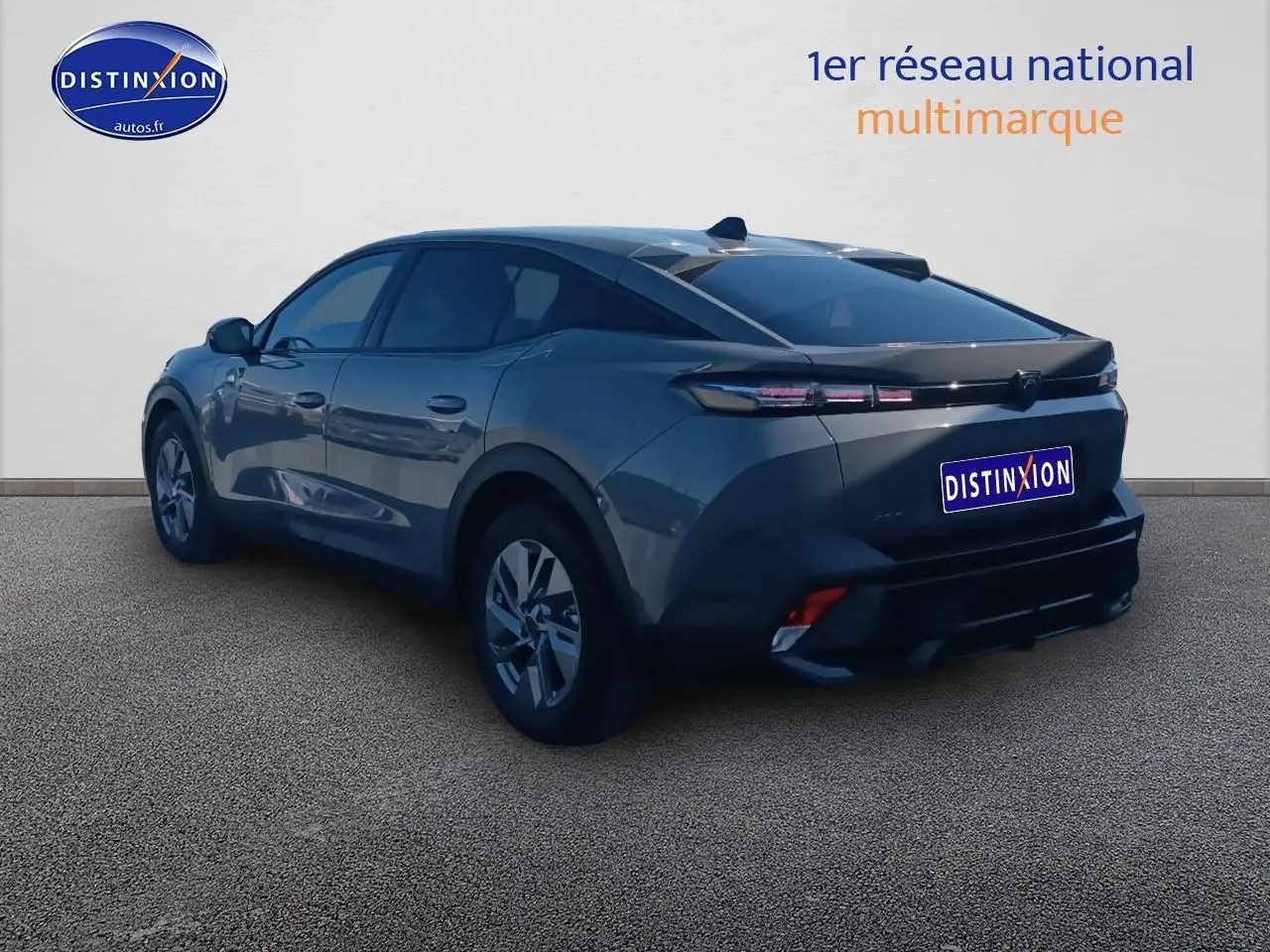 Peugeot 408 Hybrid 145 allure gris sélénite vue 3/4 arrière droit avec feux arrière LED et jantes alu.