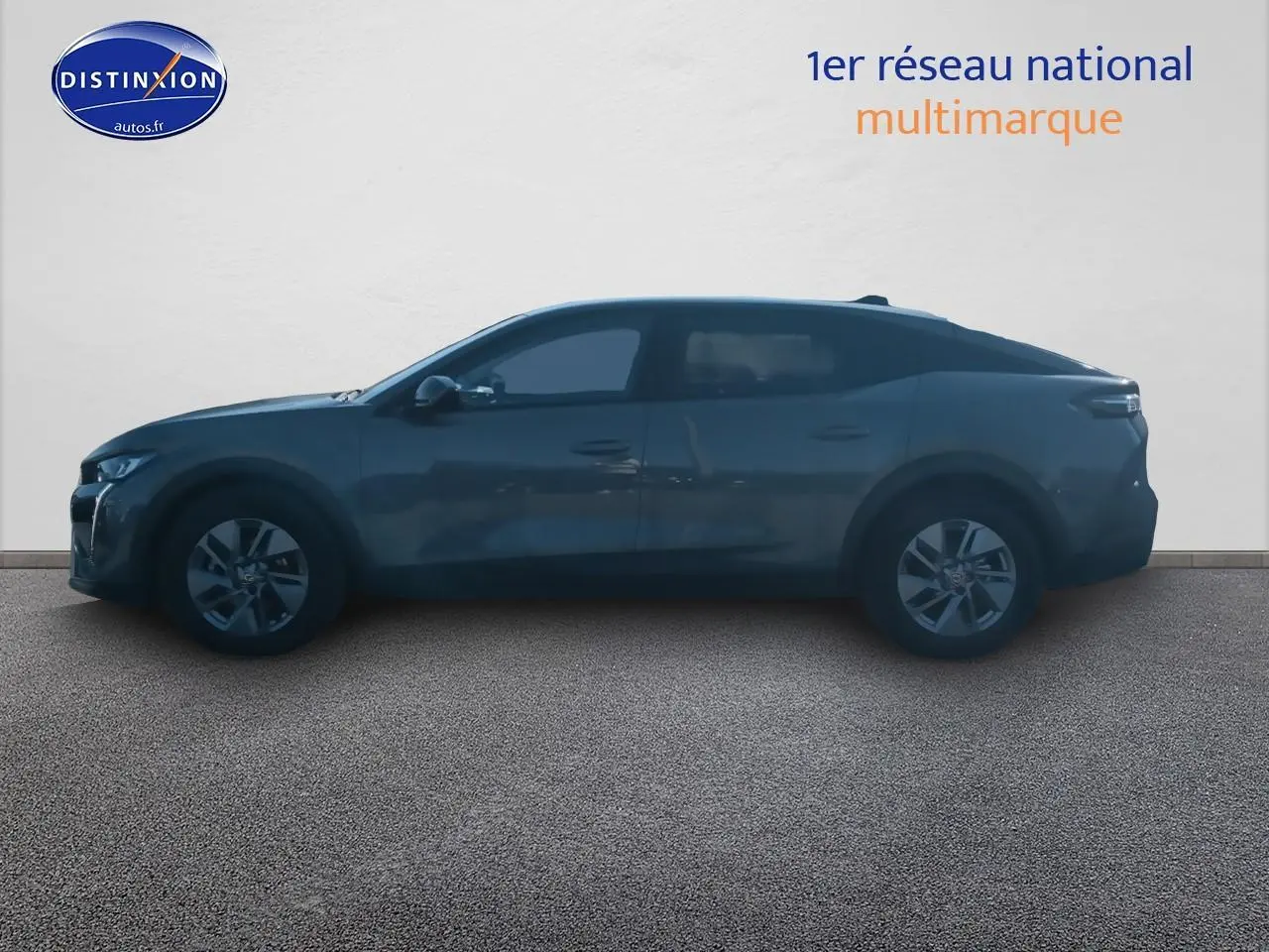 Profil droit d'une Peugeot 408 Hybrid 145 allure gris sélénite, avec jantes alu et vitres teintées.