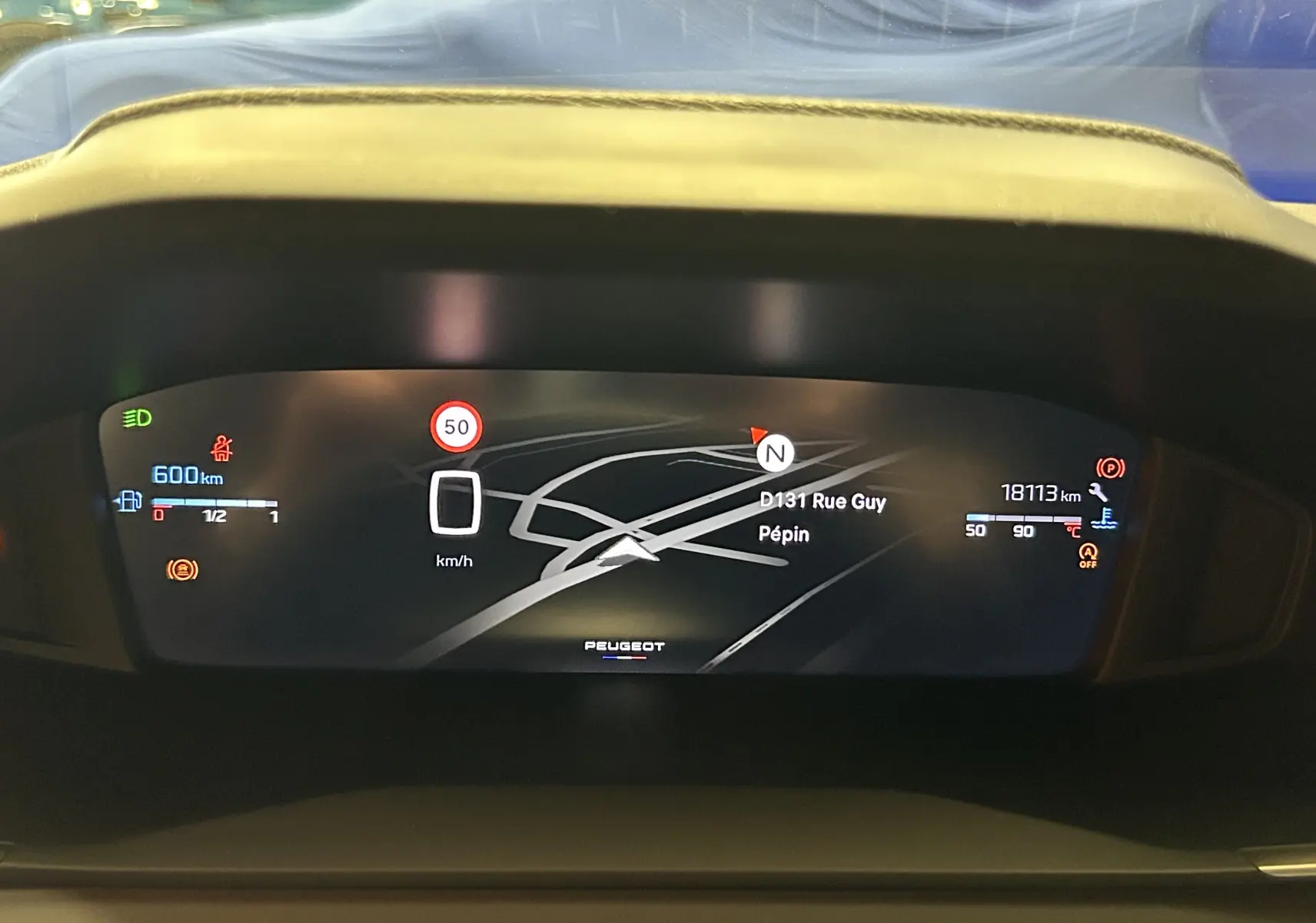 Tableau de bord numérique de Peugeot 208 gris Selenium affichant la navigation GPS et les informations de conduite.