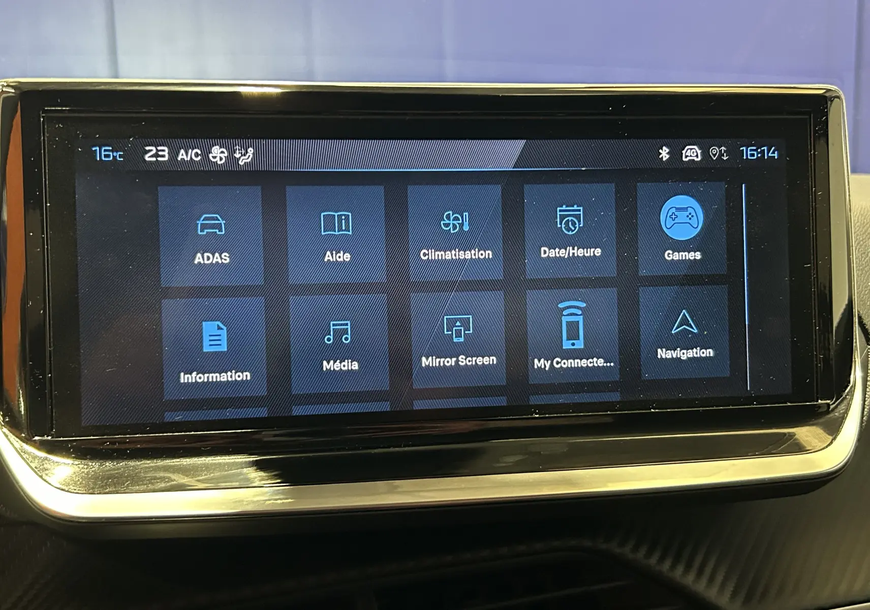 Écran tactile central affichant les options multimédia et navigation de la Peugeot 208 Turbo 100 BVM6 Allure.