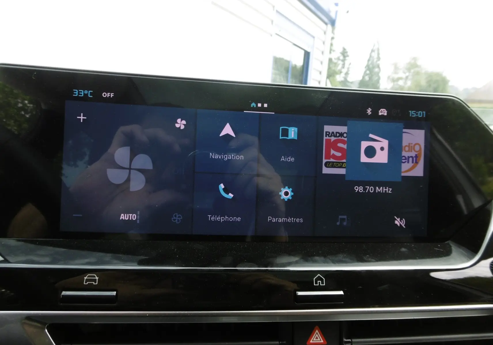 Écran tactile central du tableau de bord du Citroën C4 X 2023 affichant la radio et la navigation.