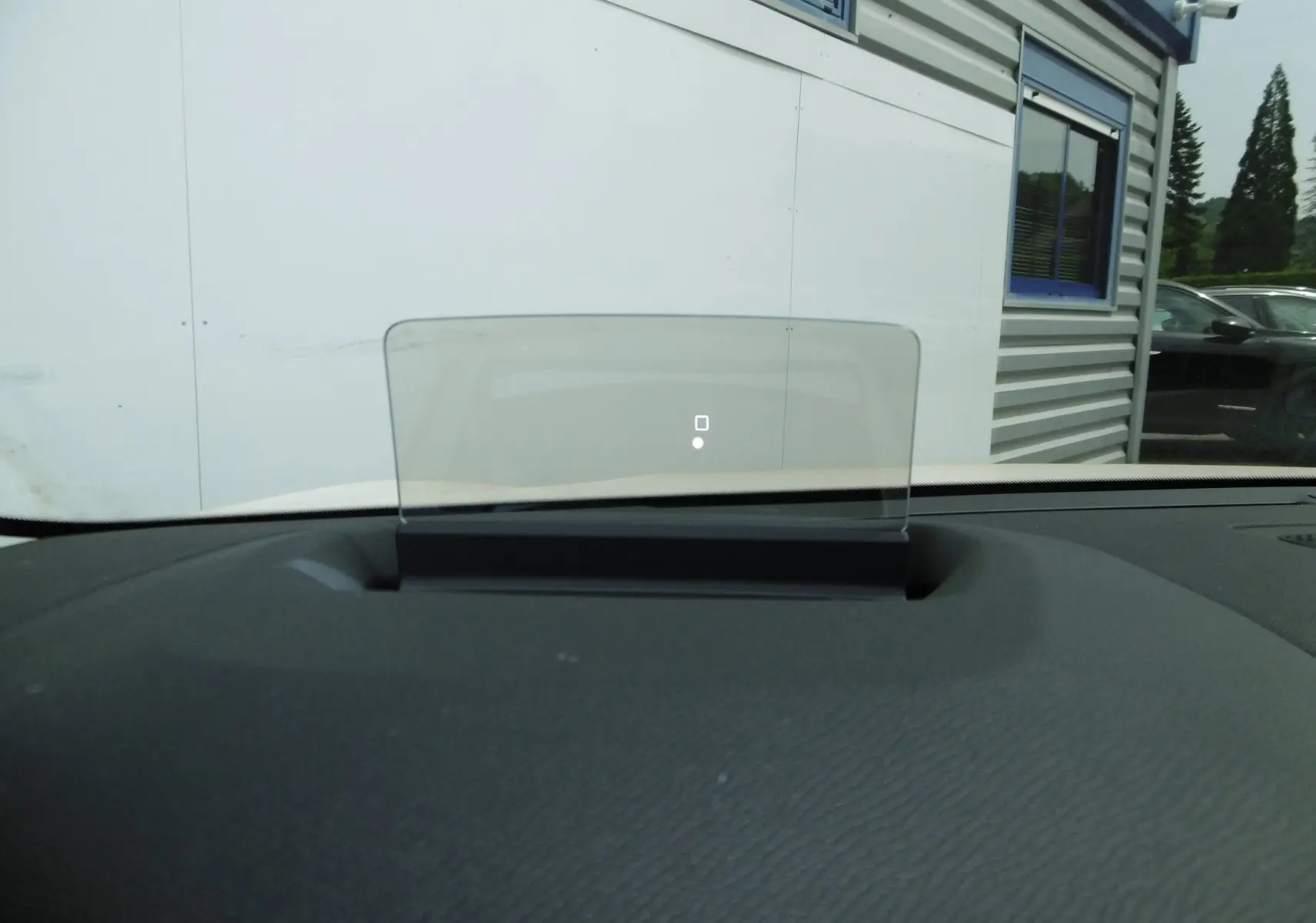 Affichage tête haute transparent sur le tableau de bord d'une Citroën C4 X blanche polaire 2023, vue intérieure frontale.