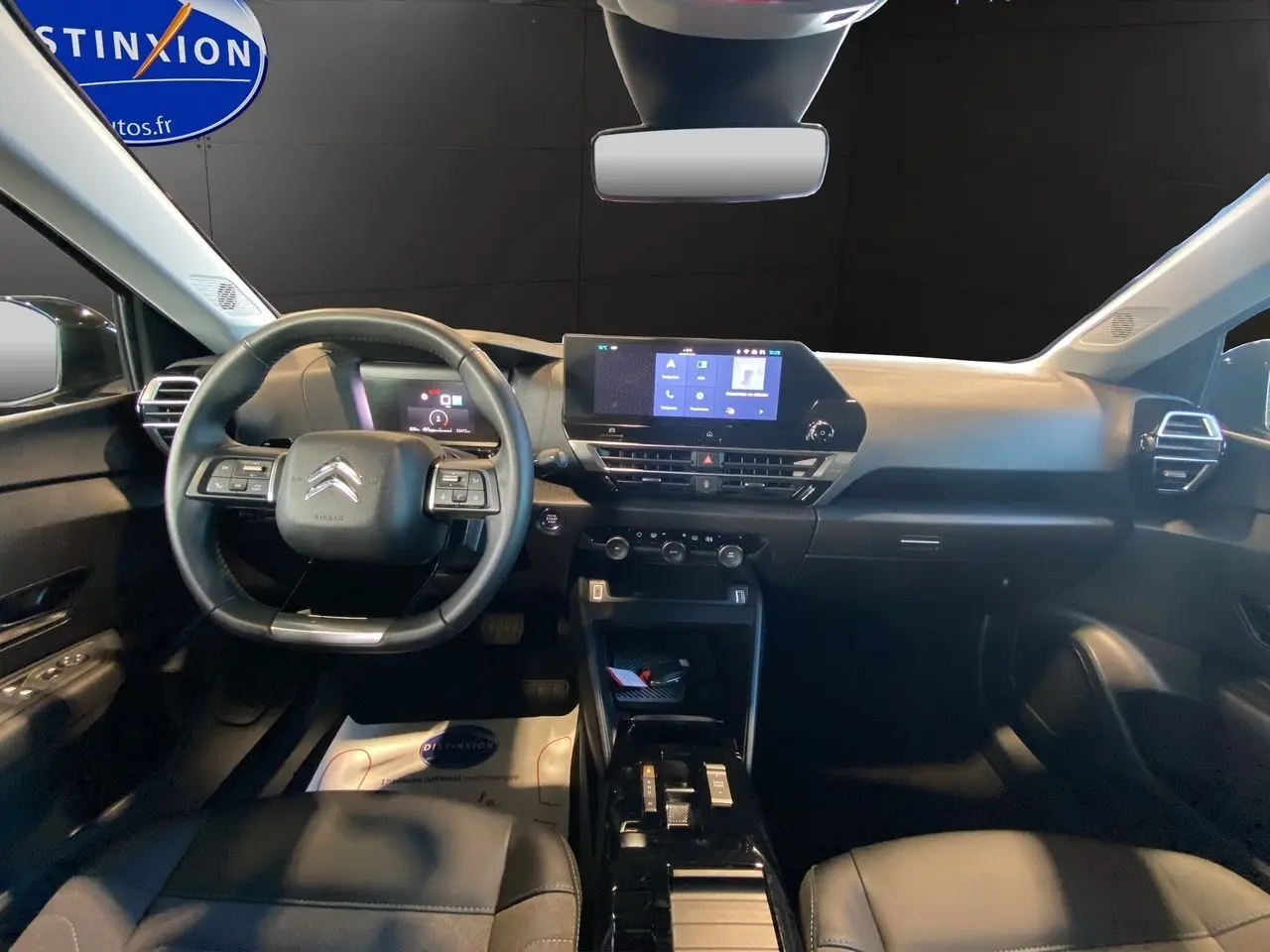 Intérieur noir de la Citroën C4 BlueHDi 130 Plus EAT8 2023, vue frontale du tableau de bord et volant multifonction.