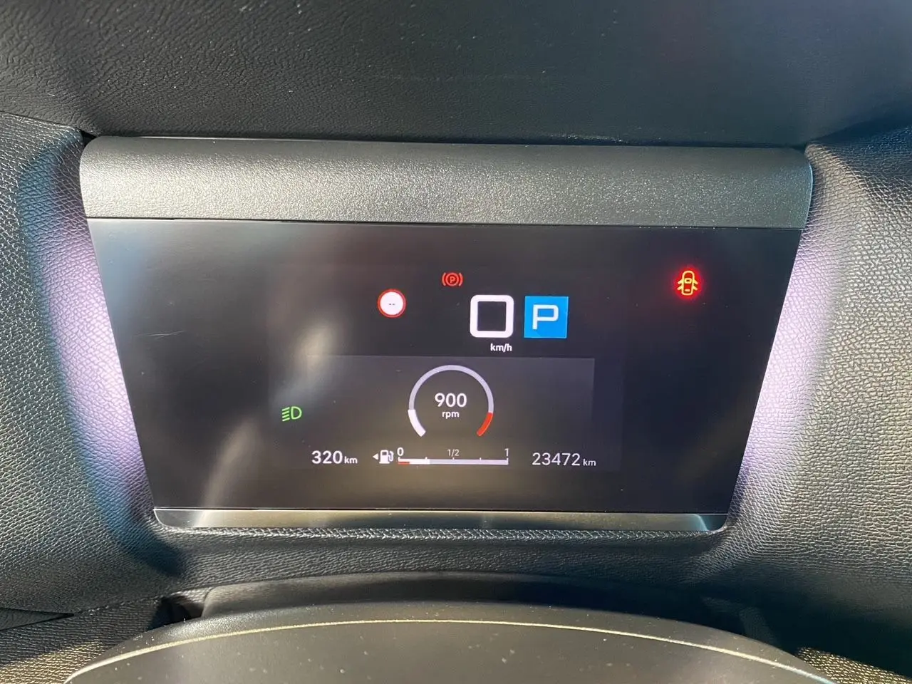Tableau de bord numérique du Citroën C4 noir perla nera 2023 affichant 900 rpm, 0 km/h et 23 472 km au compteur.