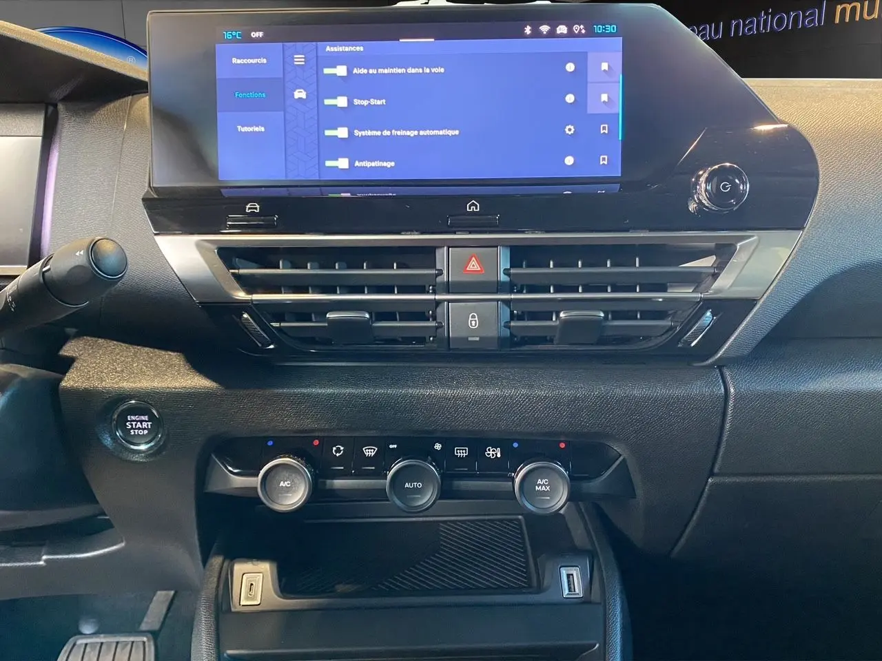 Vue rapprochée du tableau de bord noir perla nera de la Citroën C4 2023 avec écran tactile et commandes climatisation.