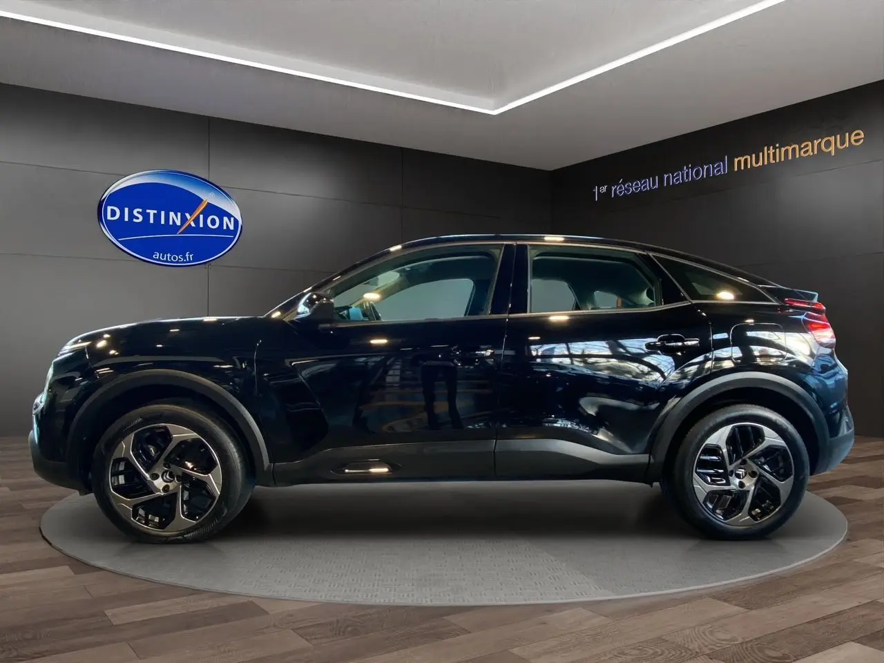 Profil côté gauche d'un Citroën C4 noir Perla Nera 2023 avec jantes alliage et lignes fluides modernes.