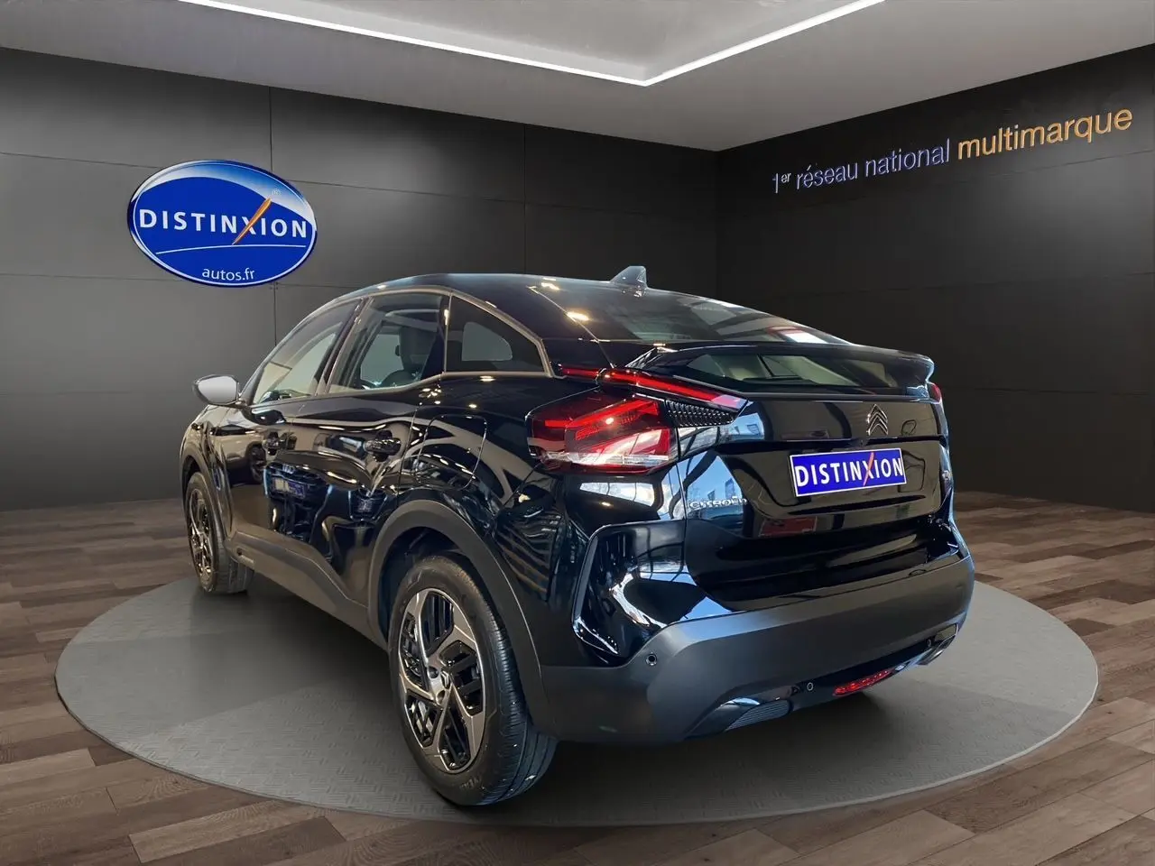 Vue 3/4 arrière droite d'une Citroën C4 noire Perla Nera 2023 avec feux arrière LED et jantes alliage.