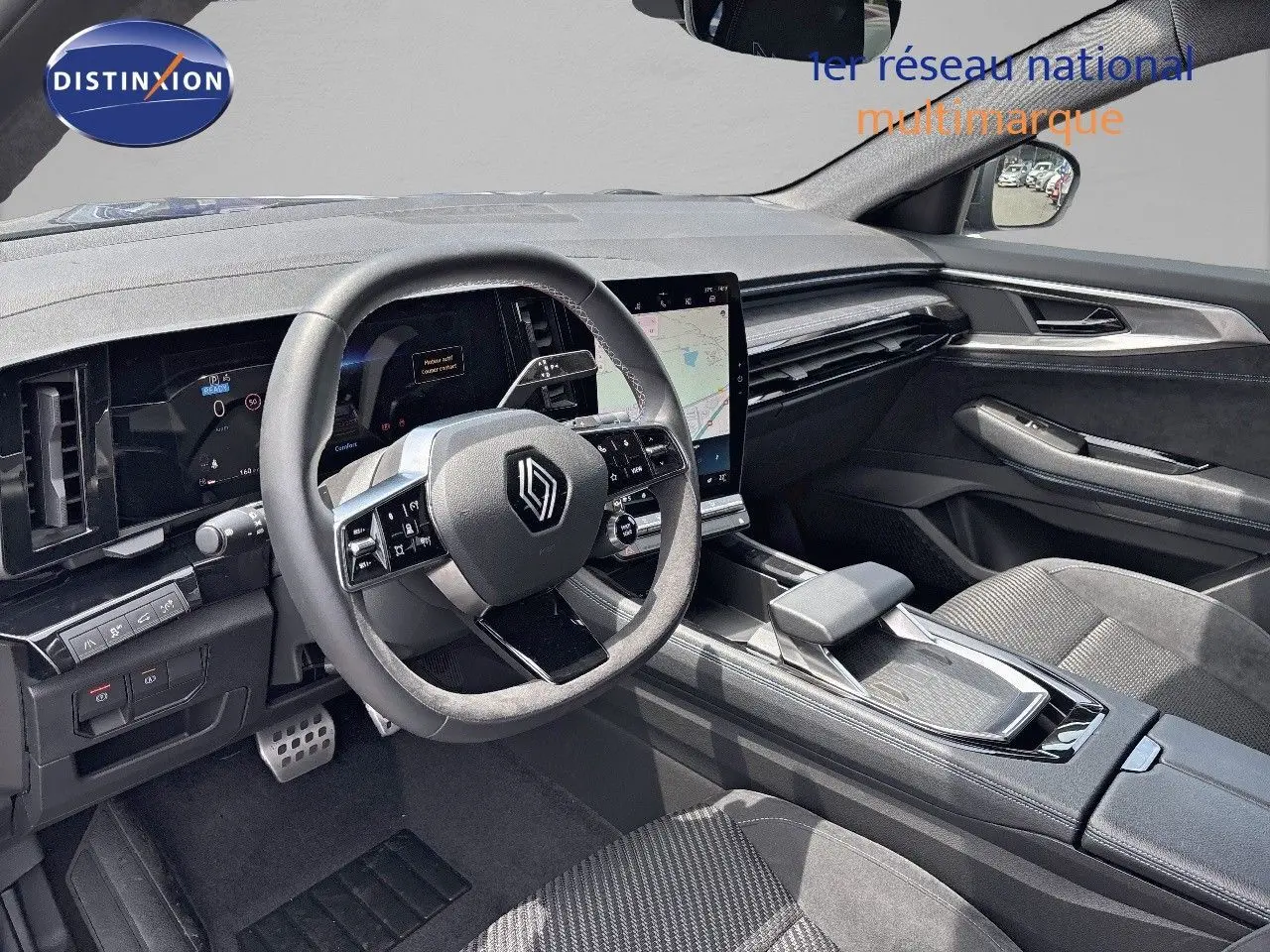 Intérieur moderne du Renault Austral 2024, vue côté conducteur sur le volant compact et l'écran tactile central.