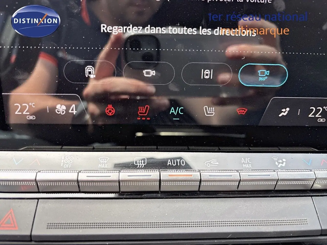 Tableau de bord du Renault Austral 2024 avec commandes climatisation et écran tactile affichant la température à 22°C.