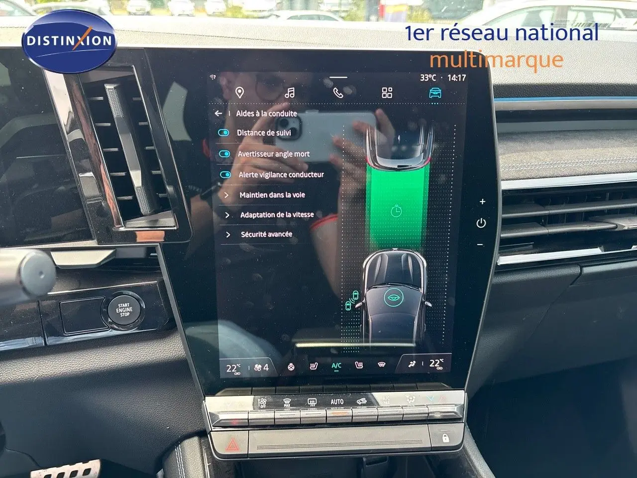 Écran tactile central du tableau de bord du Renault Austral 2024 affichant les aides à la conduite et la climatisation.
