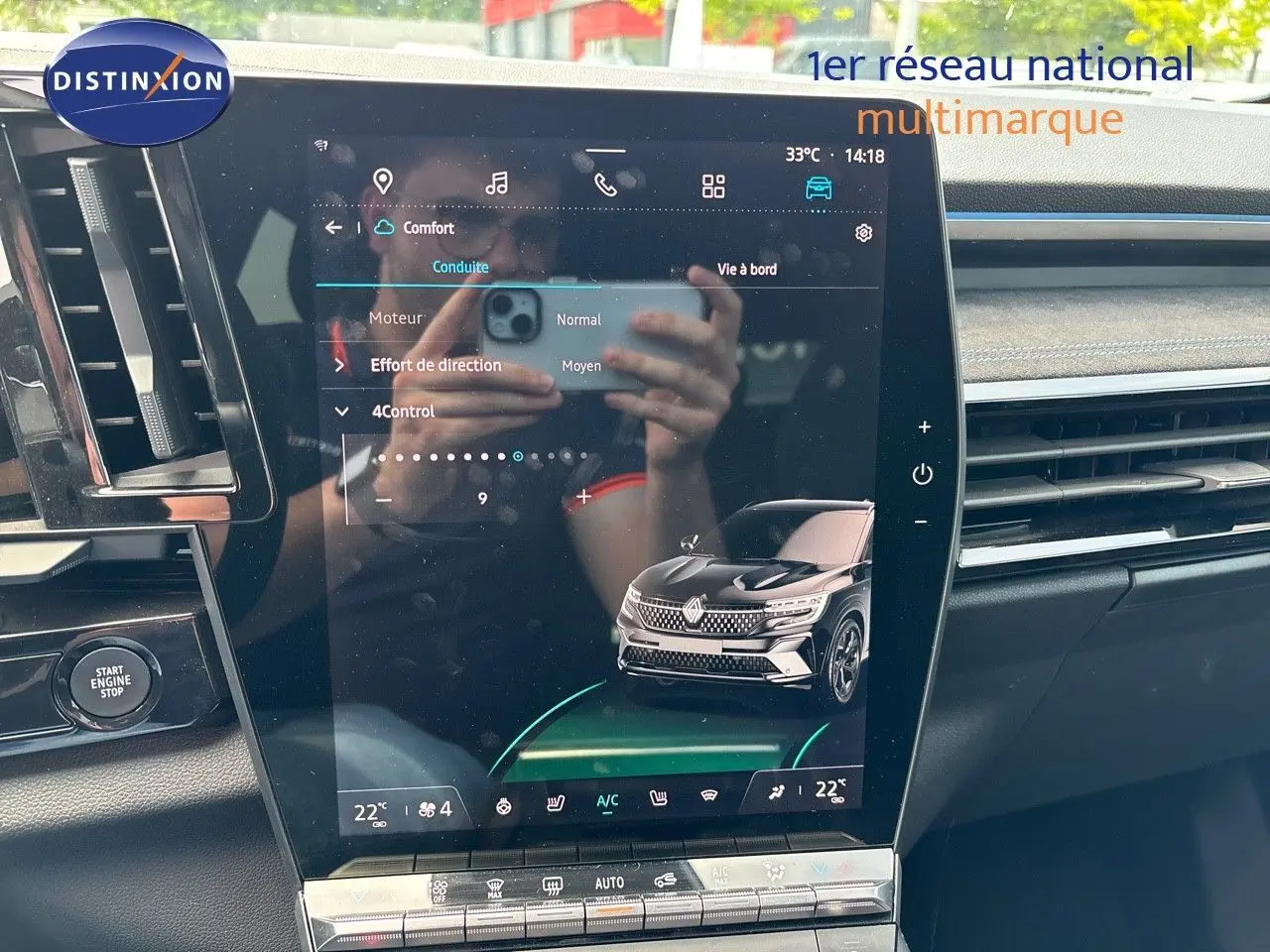 Écran tactile central du Renault Austral 2024 affichant les réglages de direction avec illustration du SUV bleu iron toit noir en 3/4 avant.