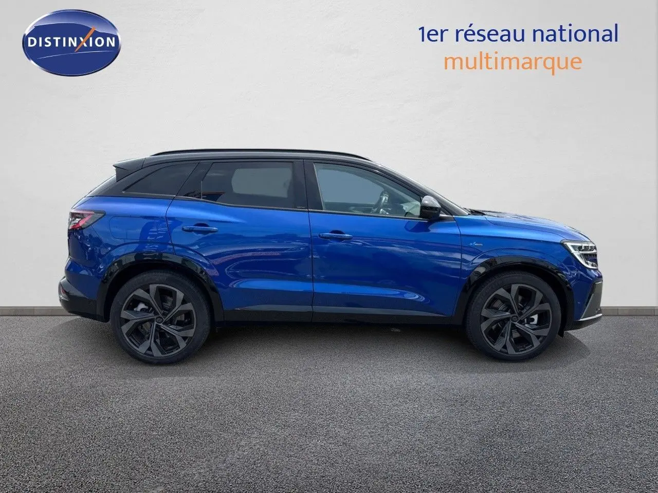 Profil droit d'un Renault Austral 2024 bleu Iron avec toit noir et jantes noires au design moderne.