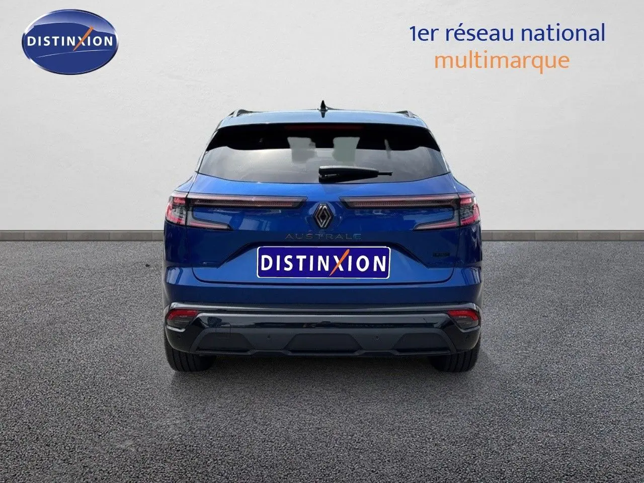 Vue arrière d'un Renault Austral 2024 bleu Iron avec toit noir, mettant en valeur ses feux LED horizontaux et son logo central.