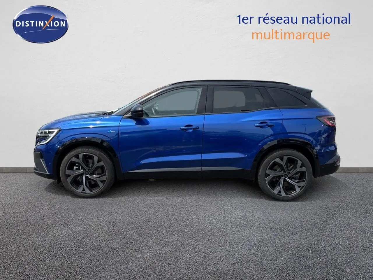 Profil droit du Renault Austral 2024 bleu Iron avec toit noir, roues alliage et lignes modernes distinctives.