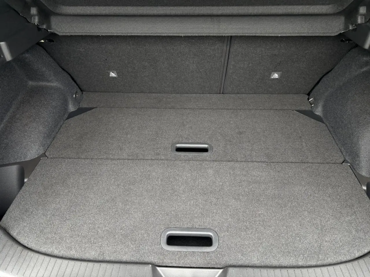 Vue plongeante sur le plancher de coffre modulable gris foncé du Nissan Qashqai 2024, version N-Connecta.
