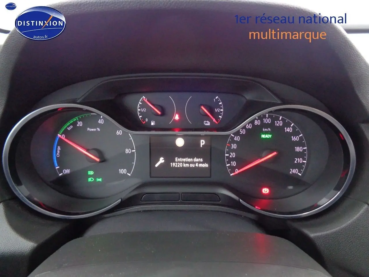 Tableau de bord de l'Opel Grandland X blanc nacré, affichant compteurs numériques et indicateurs d'entretien.