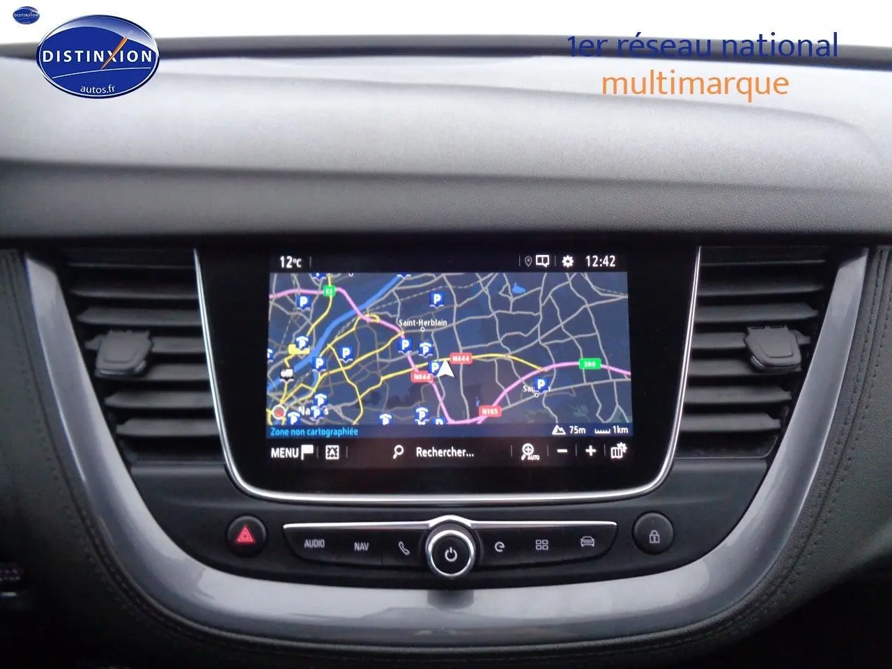 Écran central tactile du tableau de bord de l'Opel Grandland X blanc nacré, affichant la navigation GPS.