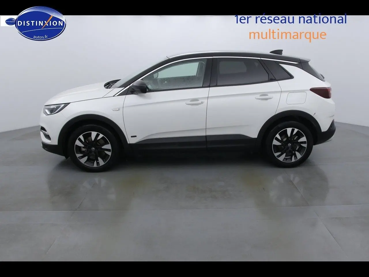 Opel Grandland X blanc nacré métal vu de profil côté gauche, SUV hybride rechargeable avec jantes noires distinctives