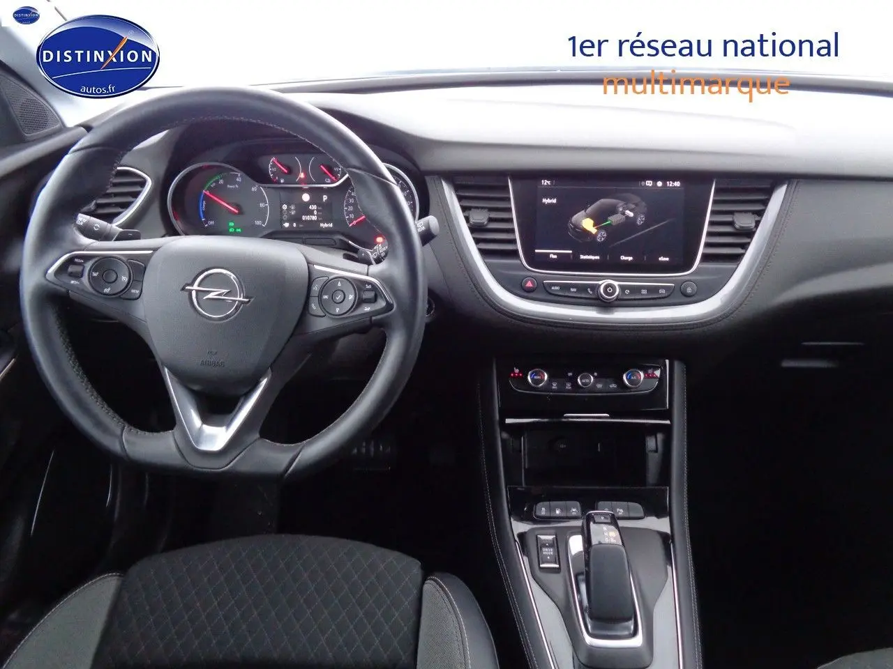 Intérieur de l'Opel Grandland X hybride 2021 vu de face, tableau de bord et volant en cuir noir visibles.