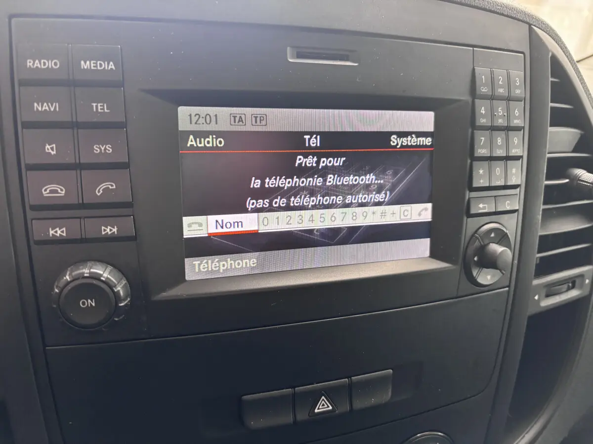 Vue rapprochée de l’écran multimédia du Mercedes Vito blanc 2016 affichant la connexion Bluetooth prête.