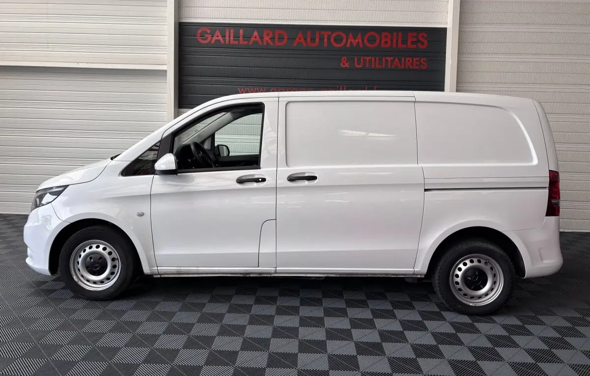 Profil latéral droit d'un utilitaire Mercedes Vito 111 CDI Compact blanc avec deux portes et hayon, roues acier simples.