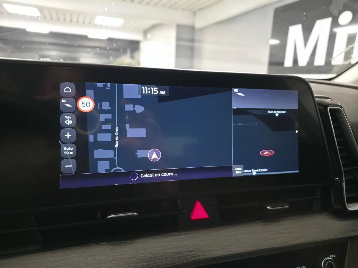 Écran tactile 12,3 pouces du tableau de bord du Kia Sportage 2022 affichant la navigation en cours.