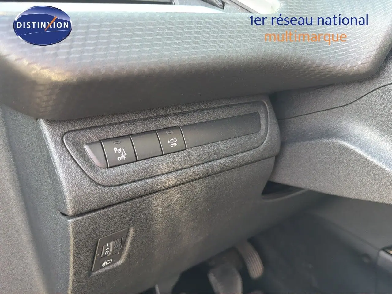 Détail des commandes côté conducteur du tableau de bord d’un Peugeot 2008 gris platinium 2019 essence.