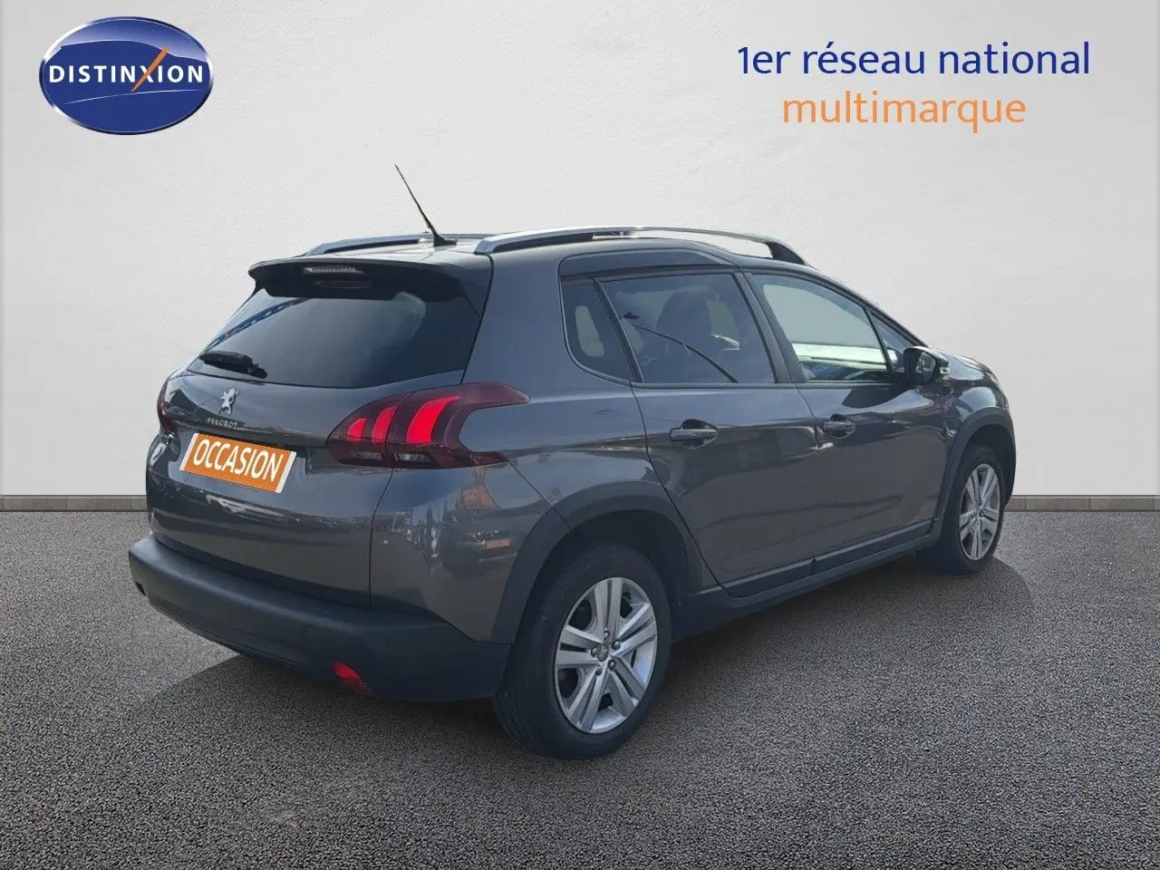 Vue 3/4 arrière droite d'un Peugeot 2008 gris platinium avec feux arrière LED et jantes alliage.