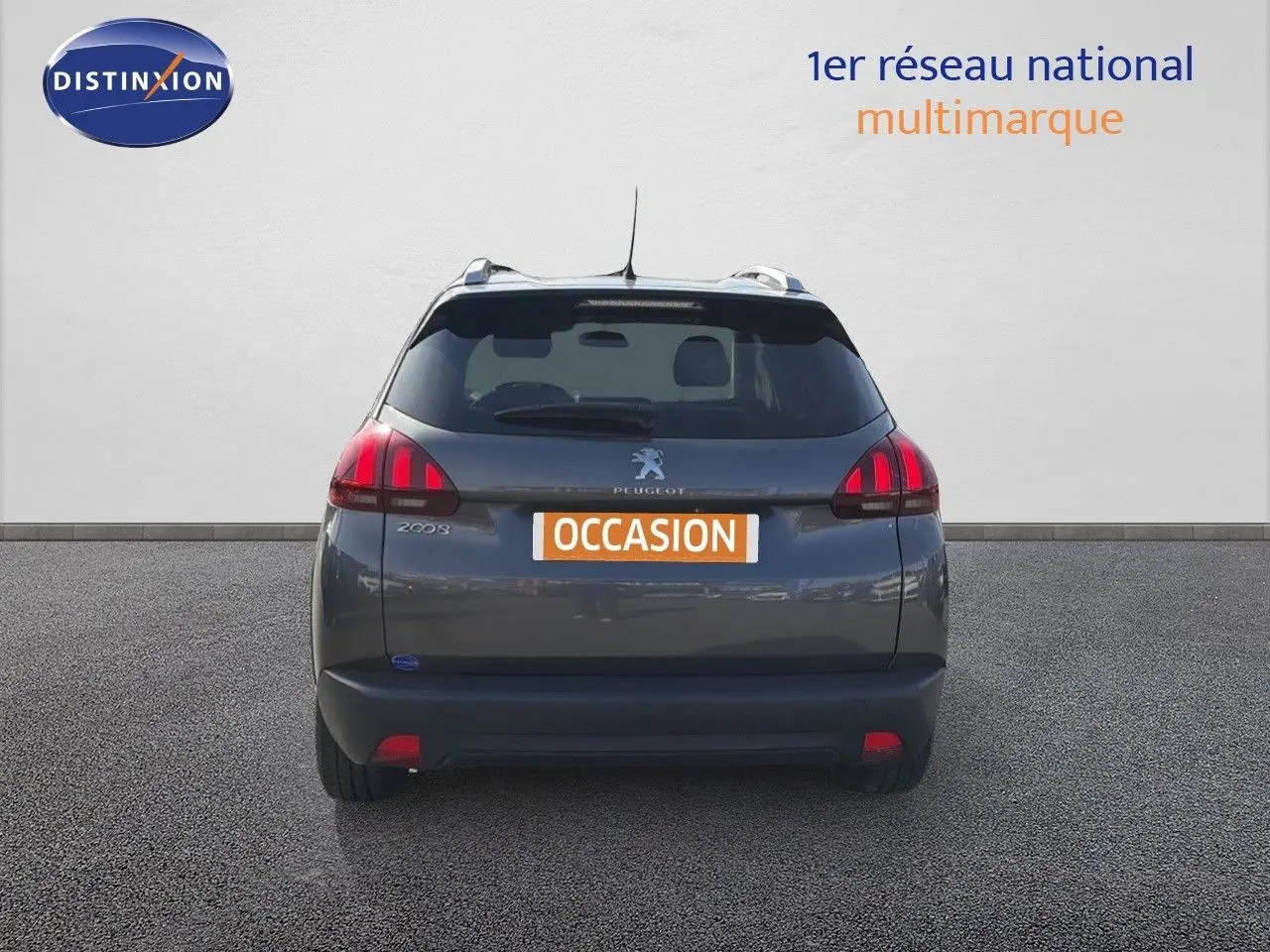 Vue arrière d'un Peugeot 2008 gris platinium de 2019 avec feux rouges et toit équipé de barres de toit.