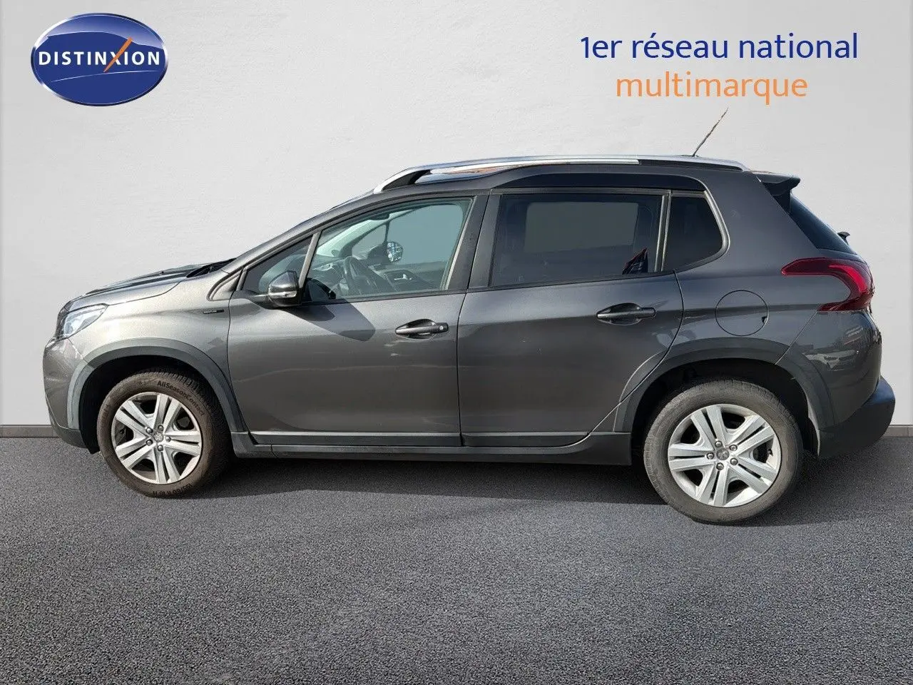 Profil côté gauche d'un Peugeot 2008 gris platinium de 2019, version 1.2 PureTech 130 Signature essence avec jantes alliage.