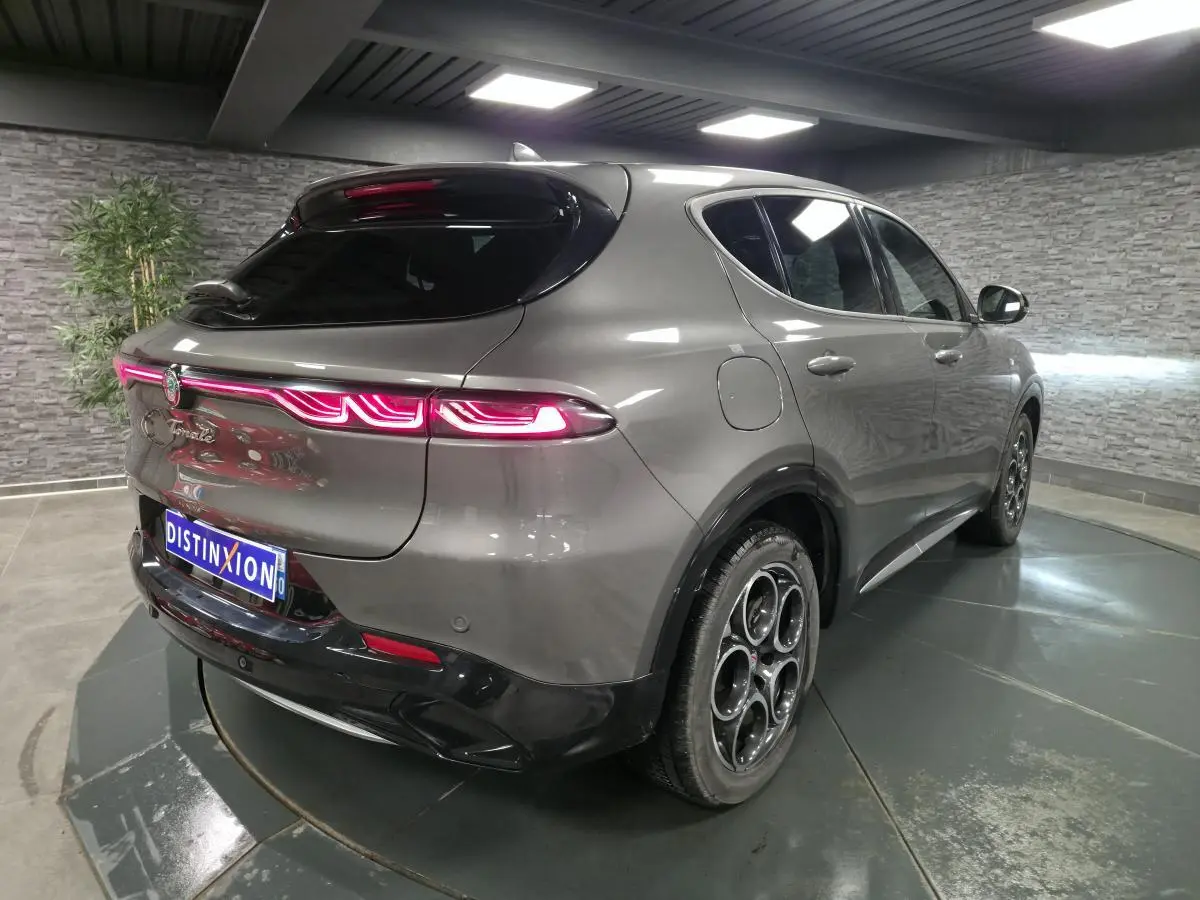 Vue 3/4 arrière droite de l'Alfa Romeo Tonale gris métallisé avec feux arrière LED et jantes alliage 18 pouces.