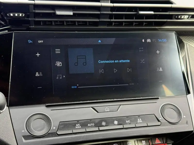 Vue rapprochée de l’écran tactile central et des commandes de climatisation de la Peugeot 308 2024 en Noir Perla Nera.