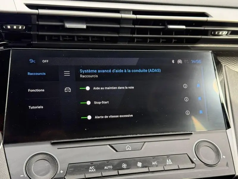 Écran tactile du système d'aide à la conduite dans l'habitacle d'une Peugeot 308 2024, vue de face.