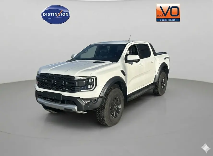 Ford Ranger Raptor blanc en vue 3/4 avant droit, avec calandre noire et jantes alliage noires robustes.