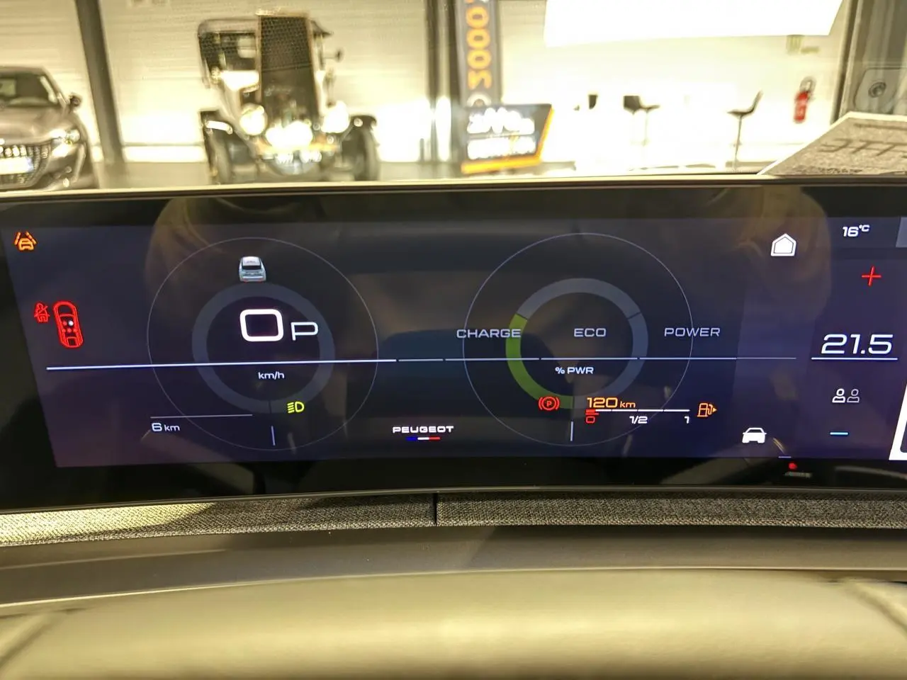 Affichage numérique du tableau de bord du Peugeot 3008 Hybrid, avec indicateurs de charge, vitesse et autonomie.